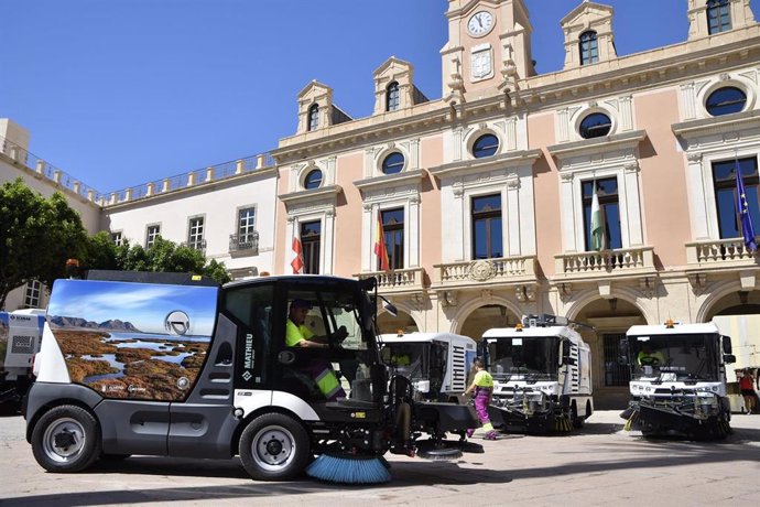 Almería incorpora diez nuevas máquinas para limpieza viaria y baldeo