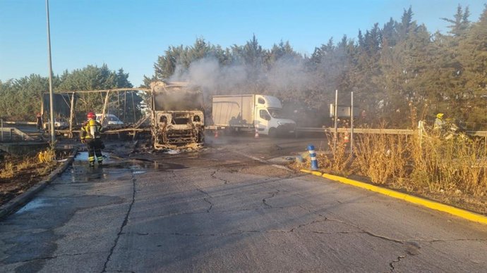 Camión incendiado en la A-62 a su paso por Dueñas (Palencia).