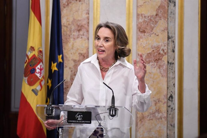 La secretaria general del PP, Cuca Gamarra, comparece antes los medios a su salida de una sesión plenaria extraordinaria, en el Congreso de los Diputados, a 23 de julio de 2024, en Madrid (España). El Pleno del Congreso elige hoy, 23 de julio, a los diez 