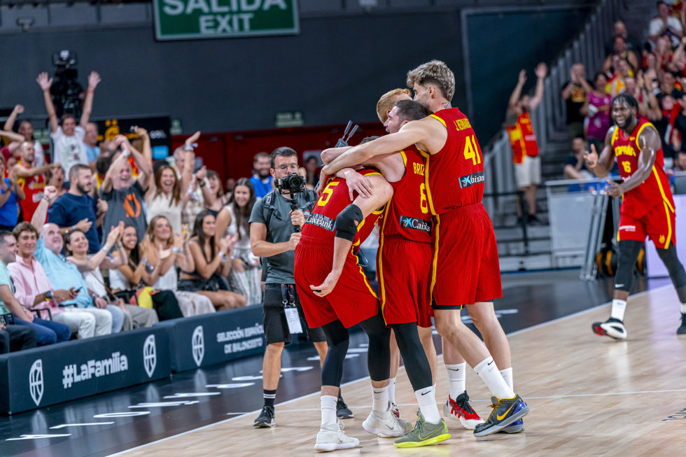 Los jugadores de la selección española felicitan a Rudy Fernández tras una acción en el amistoso ante Puerto Rico