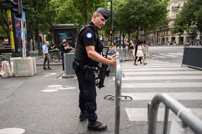 July 22, 2024, Paris, FRANCE: 240722 A heavily armed police near the Seine river during day -4 of the Paris 2024 Olympic Games on July 22, 2024 in Paris. .Photo: Petter Arvidson / BILDBYRÃN / kod PA / JM0578.bbeng olympic games olympics os ol olympiska s