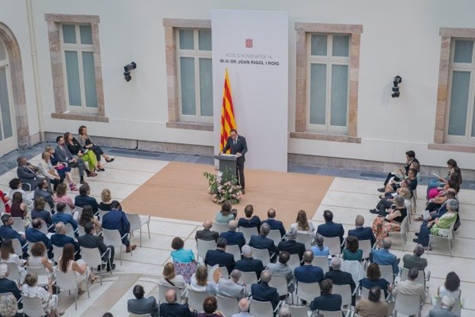 El Parlament rinde homenaje a Joan Rigol