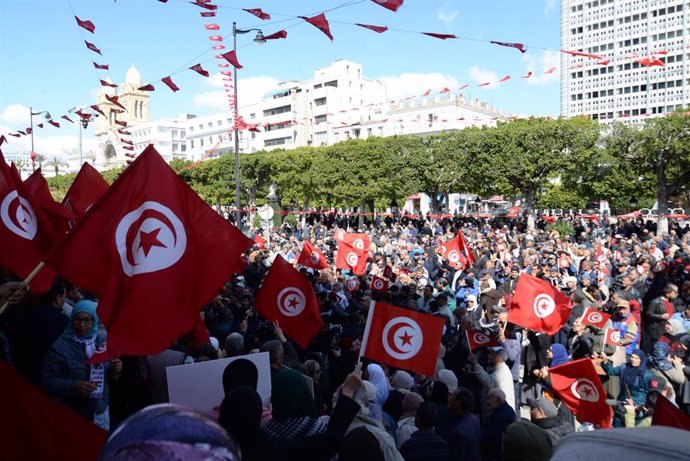 Archivo - Manifestación opositora en Túnez