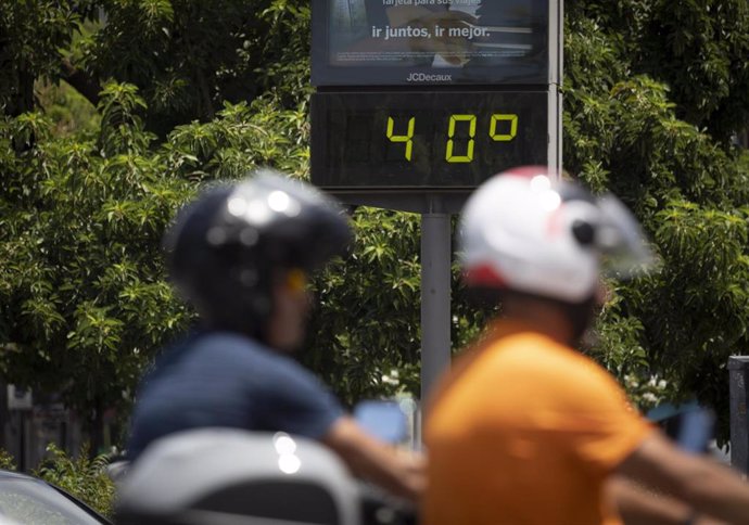 Archivo - Termómetro de calle marcando 40 grados