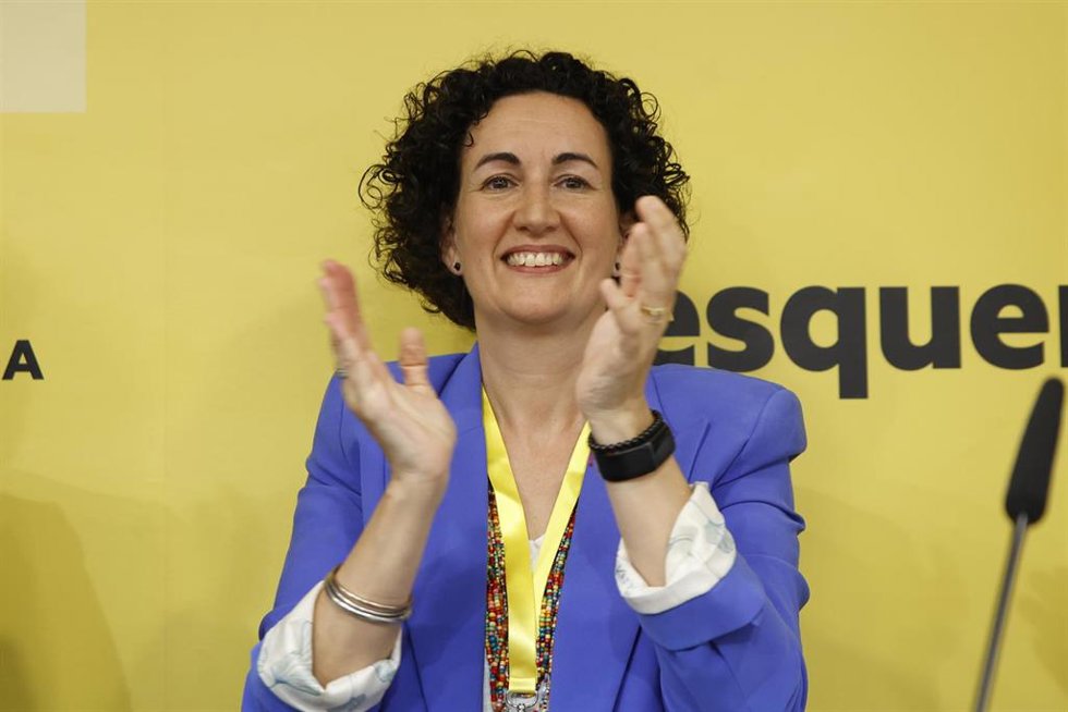 La secretaria general de ERC, Marta Rovira, aplaude durante un discurso tras el Consell Nacional de ERC, en la sede del partido, a 12 de julio de 2024, en Barcelona, Catalunya (España).