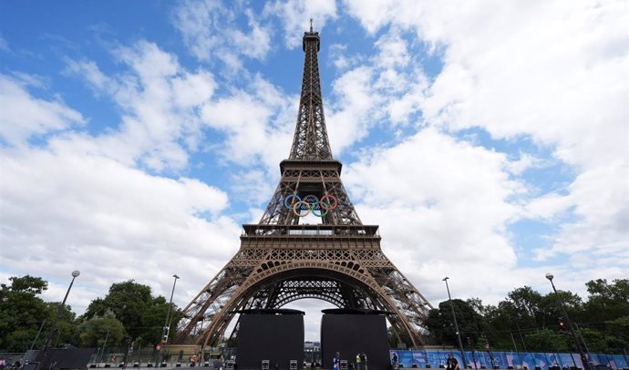 La Torre Eiffel con los aros olímpicos de los Juegos de Paris 2024.