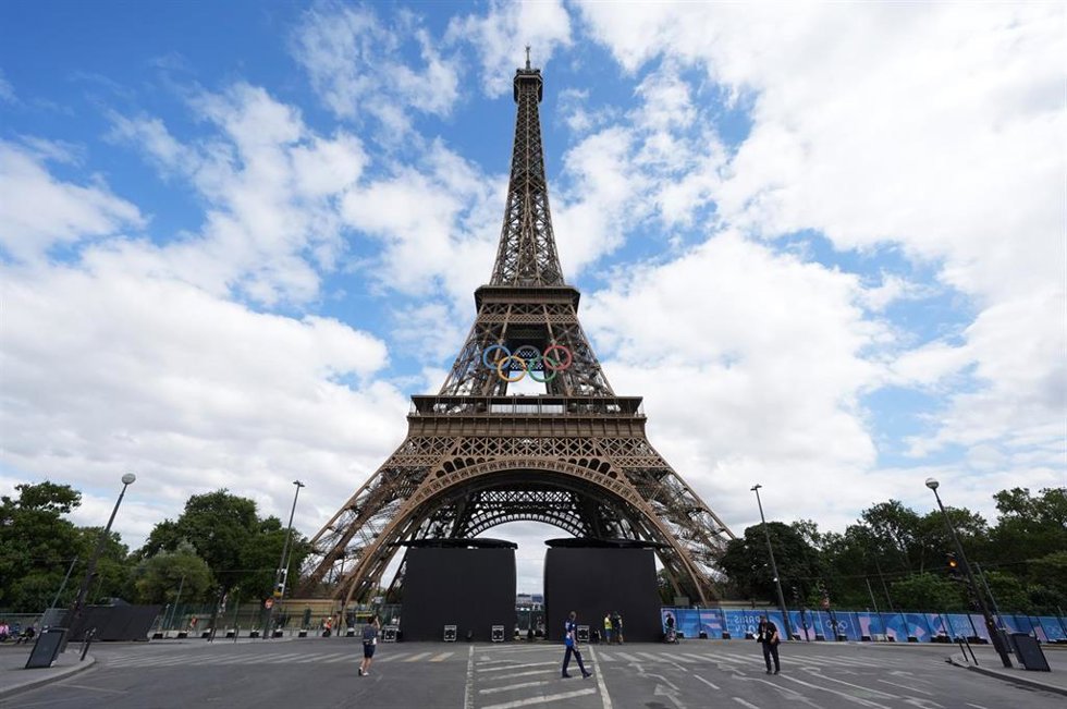 La Torre Eiffel con los aros olímpicos de los Juegos de Paris 2024.