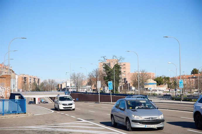 Archivo - Varios coches en la A-5 a la altura de la Avenida de los Poblados, a 17 de febrero de 2024, en Madrid (España).