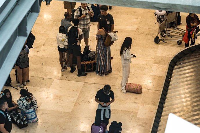 Pasajeros en el aeropuerto de Madrid-Barajas a 19 de julio de 2024, en Madrid (España). 