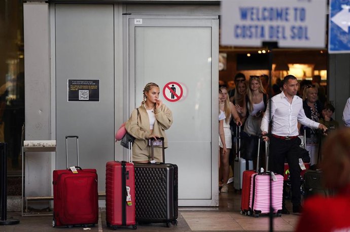 Imágenes de turistas a su llegada a un aeropuerto