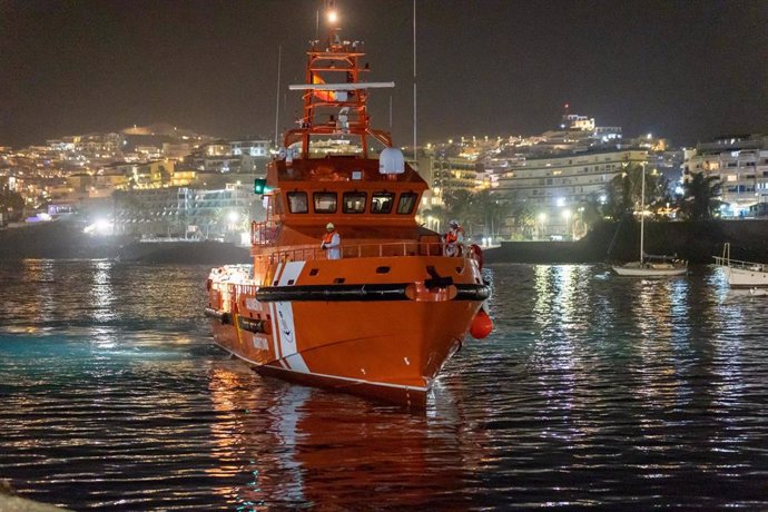 Una embarcación de Salvamento Marítimo llega al muelle de Arguineguín tras rescatar a un cayuco con 129 personas a bordo, a 23 de julio de 2024, en Gran Canaria, Canarias (España)