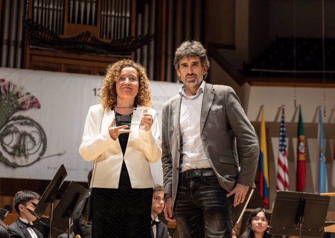 El concejal de Acción Cultural, Patrimonio y Recursos Culturales del Ayuntamiento de València y presidente del Comité organizador, José Luis Moreno, hace entrega del reconocimiento a Amparo Fernández, viuda de Octavio Hernández Bolín.  
