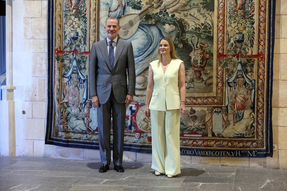 El Rey Felipe VI junto a la presidenta del Govern, Marga Prohens