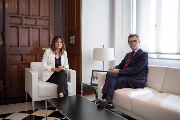 Archivo - La consellera de la Presidencia de la Generalitat de Cataluña, Laura Vilagrà y el ministro de la Presidencia, Relaciones con las Cortes y Memoria Democrática, Félix Bolaños, durante su reunión, en el Palau de la Generalitat, a 8 de julio de 2022