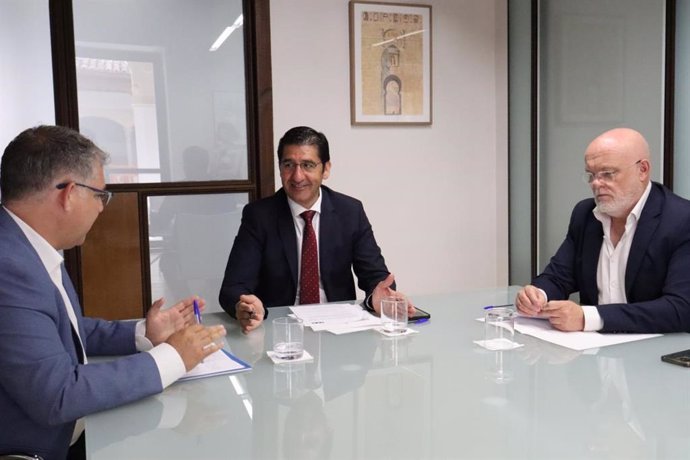 Reunión del alcalde de Hellín, Manuel Serena, con el vicepresidente segundo de la Junta, José Manuel Caballero.