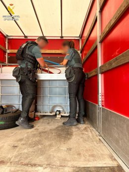 Agents de la Gurdia Civil investiguen el robatori de combustible a la Pobla de Vallbona