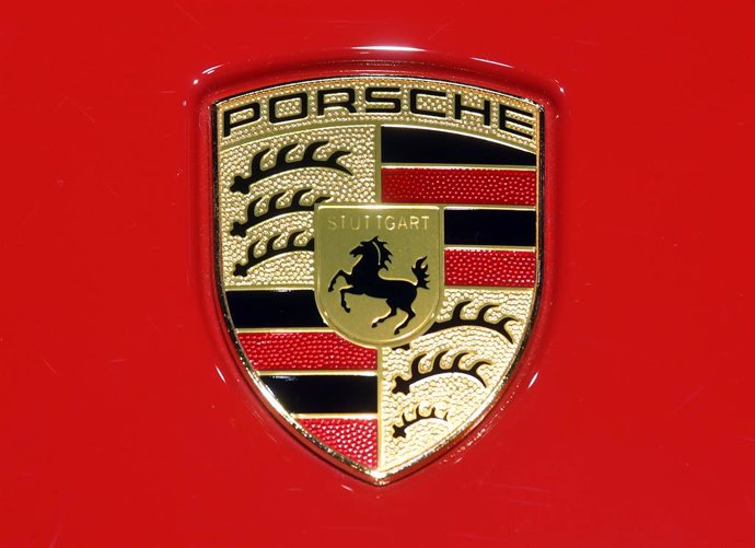 Archivo - FILED - 06 March 2019, Switzerland, Geneva: A general view of the Porsche logo. 