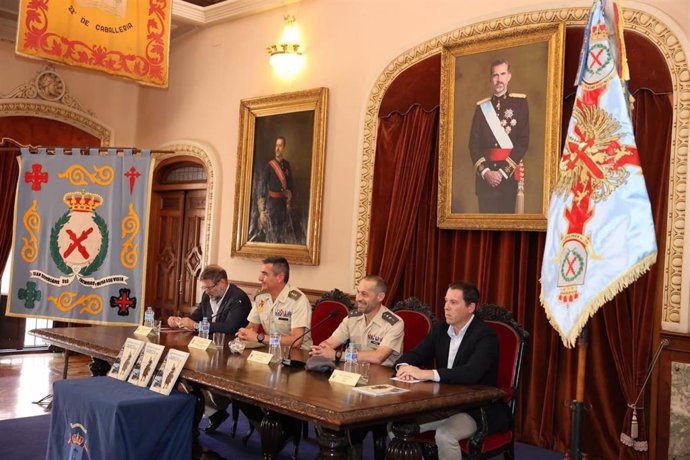 Tres siglos de historia del regimiento de Caballería Farnesio en un libro escrito por el vallisoletano Carlos Molero, primero por la derecha en la foto.