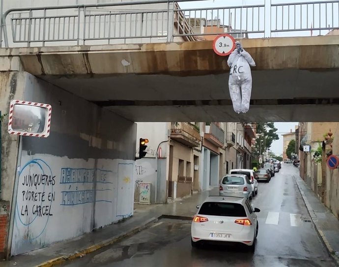 Archivo - Muñeco con la cara de Oriol Junqueras colgado en 2019 en Sant Vicenç dels Horts