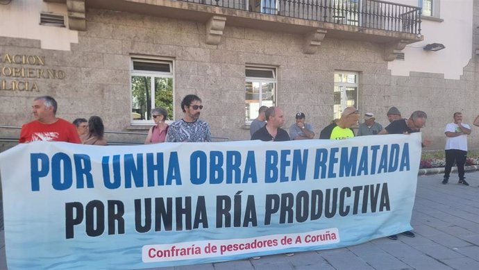 Miembros de la Cofradía de Pescadores de A Coruña, concentrados ante la Delegación del Gobierno en A Coruña