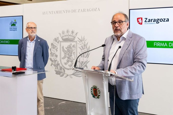 El consejero municipal de Participación y Régimen Interior, Alfonso Mendoza, y el presidente de la Unión Vecinal Cesaraugusta, Constancio Navarro.