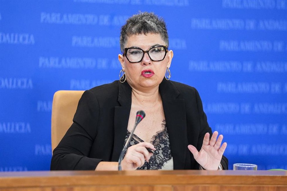 La portavoz adjunta del Grupo Mixto-AdelanteAndalucía, Maribel Mora, durante la ronda de ruedas de prensa de portavoces de los grupos parlamentarios en el Parlamento de Andalucía, a 24 de julio de 2024 en Sevilla (Andalucía, España). Los portavoces de l