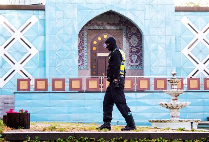 Un policía de Alemania durante una redada en el Centro Islámico de Hamburgo, que acoge la mezquita del Imam Alí, también conocida como la Mezquita Azul