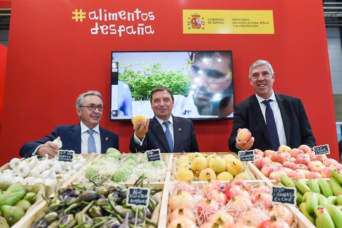 Archivo - El ministro de Agricultura y Pesca, Luis Planas (c), y el presidente del Comité Ejecutivo IFEMA Madrid, José Vicente de los Mozos (1d), posan en su visita a la Feria Internacional de Frutas y Verduras, ‘Fruit Attraction 2023’, en la Feria de Mad