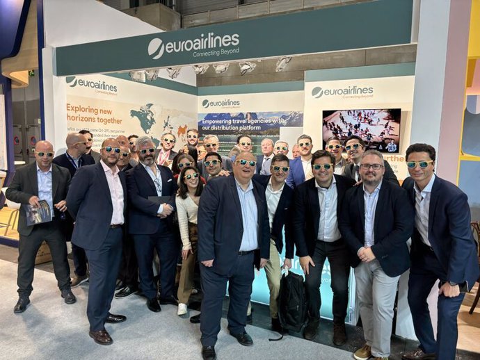 Equipo de Euroairlines en el stand de Fitur.