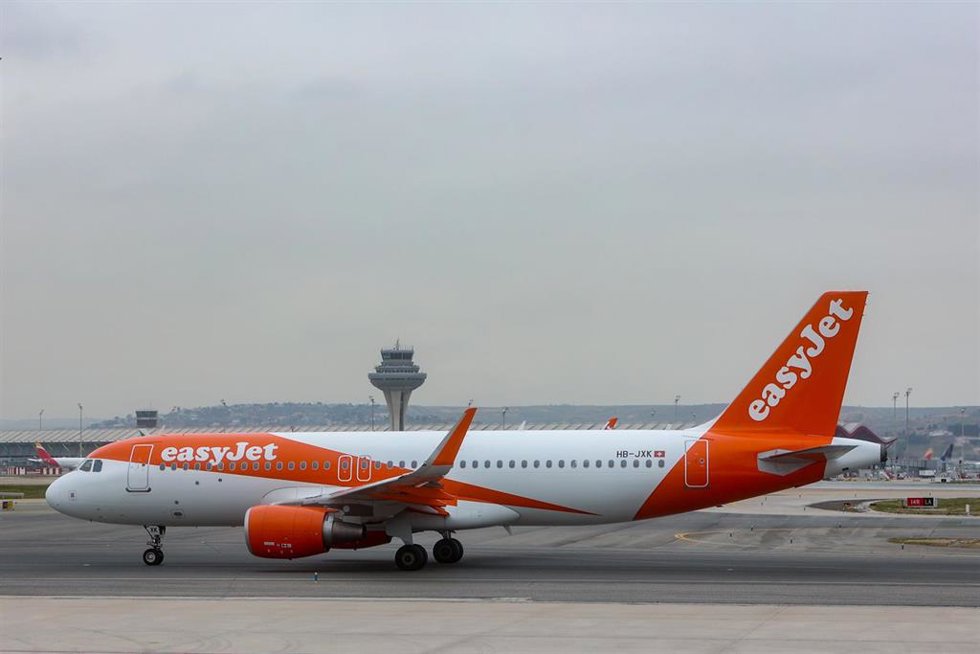 Archivo - Un avión de la aerolínea easyJet en el aeropuerto Adolfo Suárez Madrid-Barajas, a 2 de enero de 2024, en Madrid (España). 