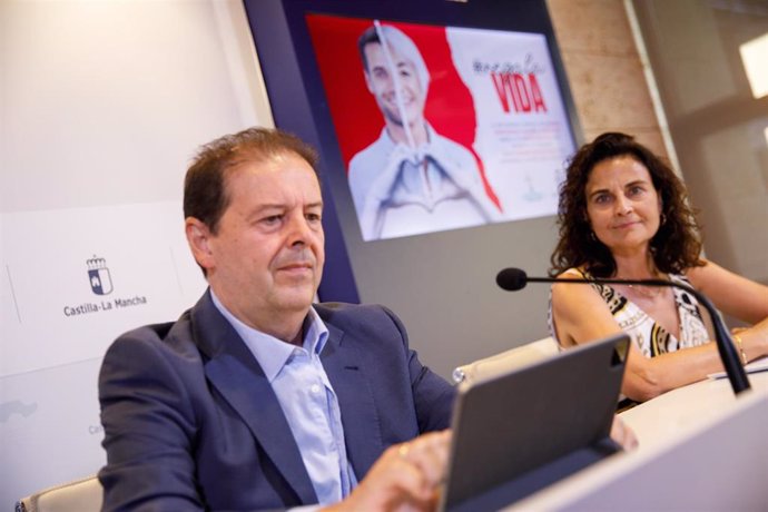 El director general de Asistencia Sanitaria, Ibrahim Hernández; acompañado por la coordinadora de la Unidad Autonómica de Coordinación de Trasplantes, María José Sánchez.