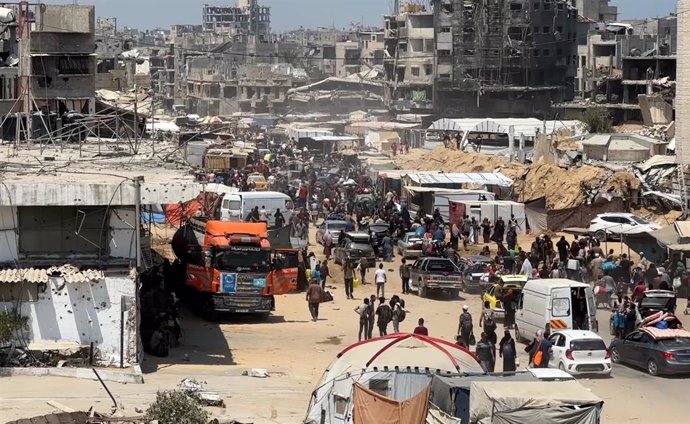 22 July 2024, Palestinian Territories, Khan Yunis: Palestinians flee the eastern part of Khan Younis, in the southern Gaza Strip, after they were ordered by Israeli army to evacuate their neighborhoods, amid Israel-Hamas conflict. 