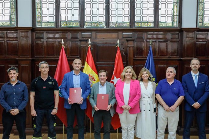 El alcalde de Madrid, José Luis Martínez-Almeida, tras la firma de los nuevos acuerdos laborales del Cuerpo de Bomberos del Ayuntamiento de Madrid