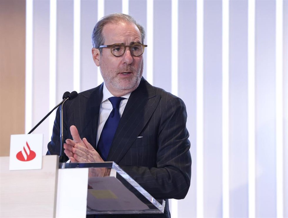 Archivo - El consejero delegado de la entidad financiera, Héctor Grisi, durante una rueda de prensa, en la Ciudad del Grupo Santander, a 30 de abril de 2024, en Boadilla del Monte, Madrid (España).