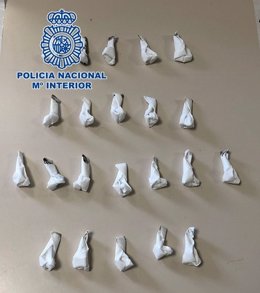 Archivo - Imagen de papelinas de cocaína intervenidas por la Policía Nacional