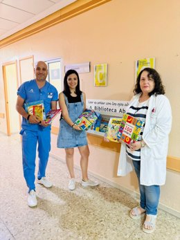 Profesonales muestran los libros a disposición de pacientes y acompañantes