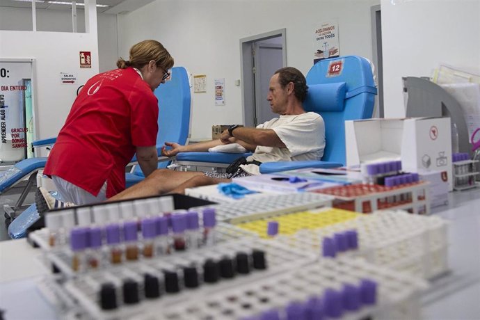 Una enfermera atiende a un donante en las instalaciones del Centro de Transfusión de la Comunidad de Madrid