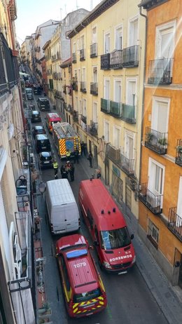 Detenido un hombre que se había colgado en un patio para impedir un desahucio en Lavapiés, que se ha realizado