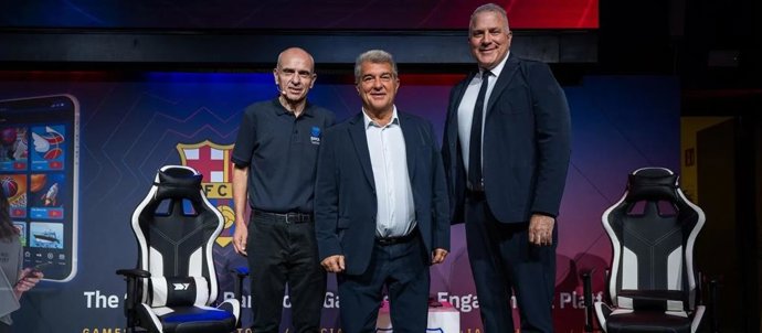 El presidente del FC Barcelona, Joan Laporta (en el centro), en la presentación de la plataforma Bara Games en el Auditori 1899