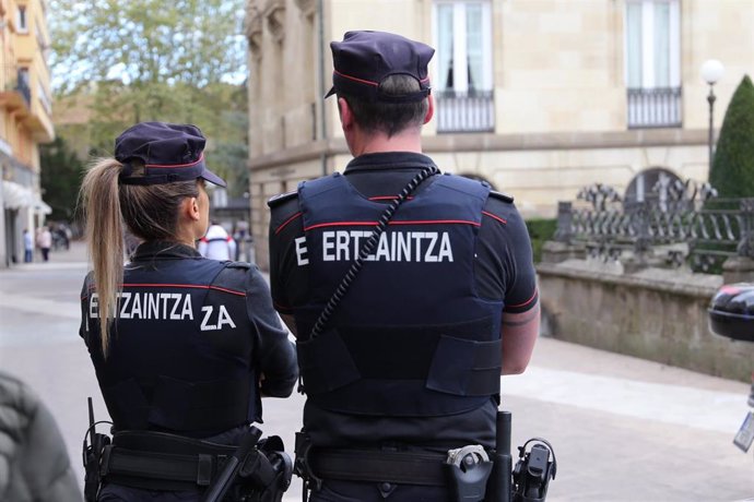 Dos agentes de la Ertzaintza.