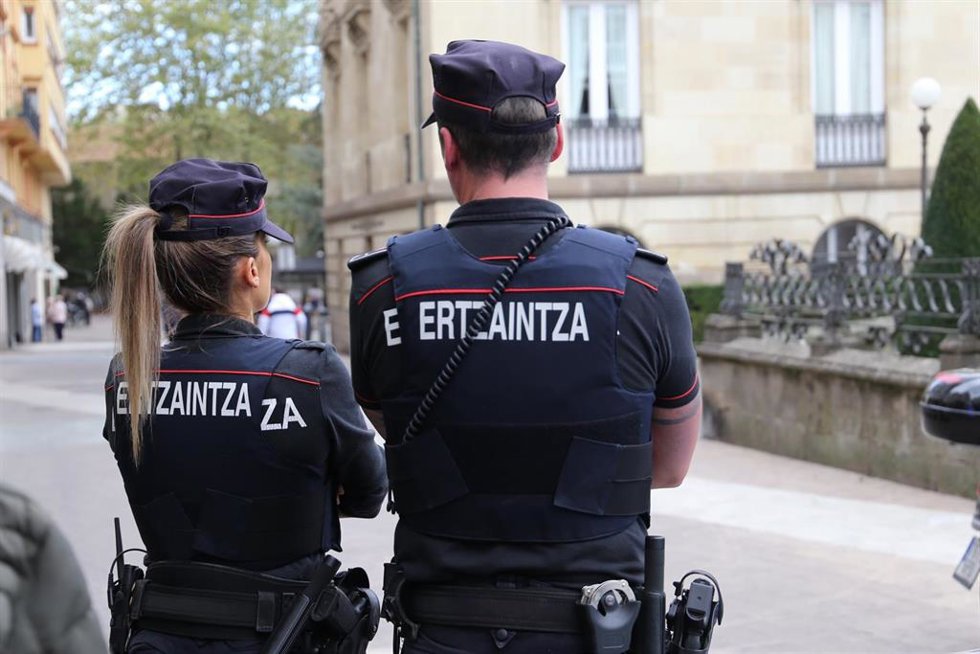 Dos agentes de la Ertzaintza.