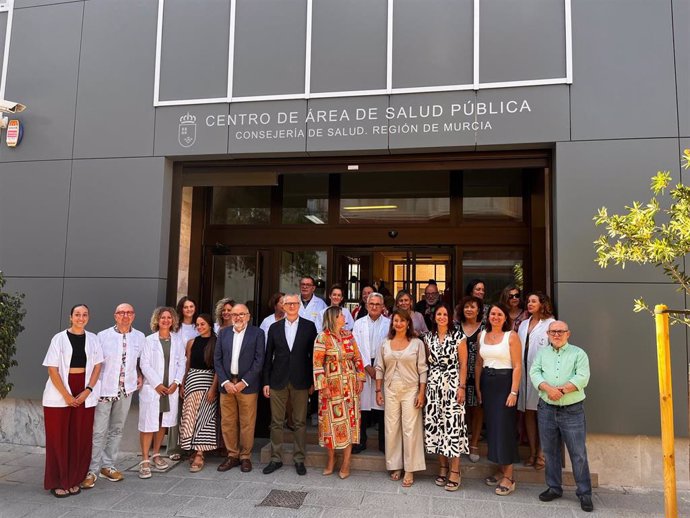 El consejero Juan José Pedreño, acompañado por la alcaldesa de Cartagena, Noelia Arroyo, visitó esta mañana las renovadas instalaciones del edificio de Salud Pública de Cartagena