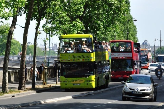 Archivo - Autobuses turísticos en París