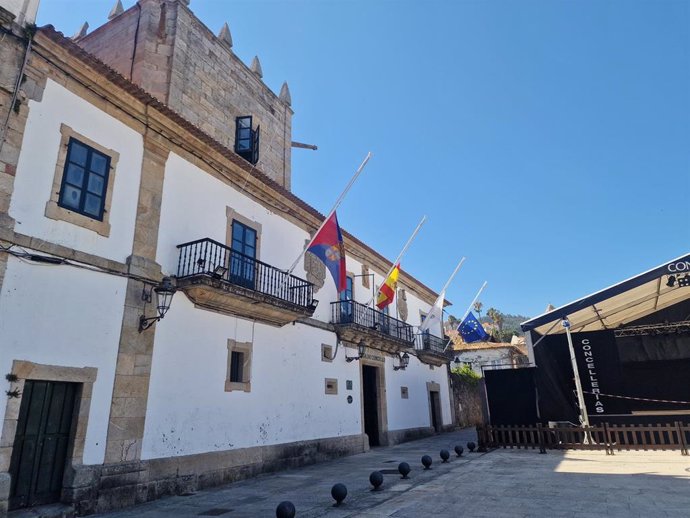 Imagen de las banderas a media asta en Baiona (Pontevedra).