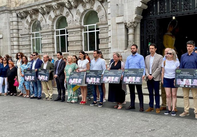 Minuto de silencio por las 11 mujeres y dos menores asesinados en el último mes a consecuencia de la violencia de género