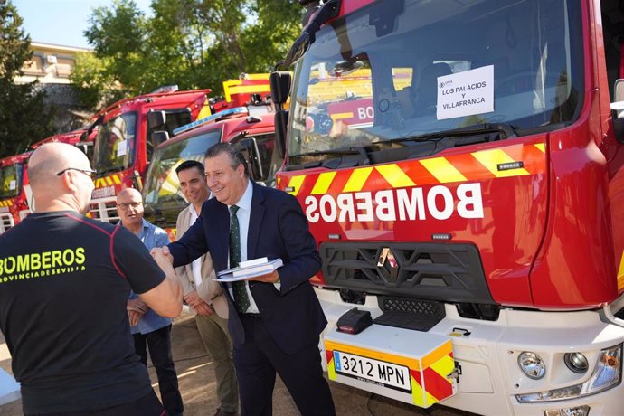 Entrega de vehículos de bomberos en Sevilla.