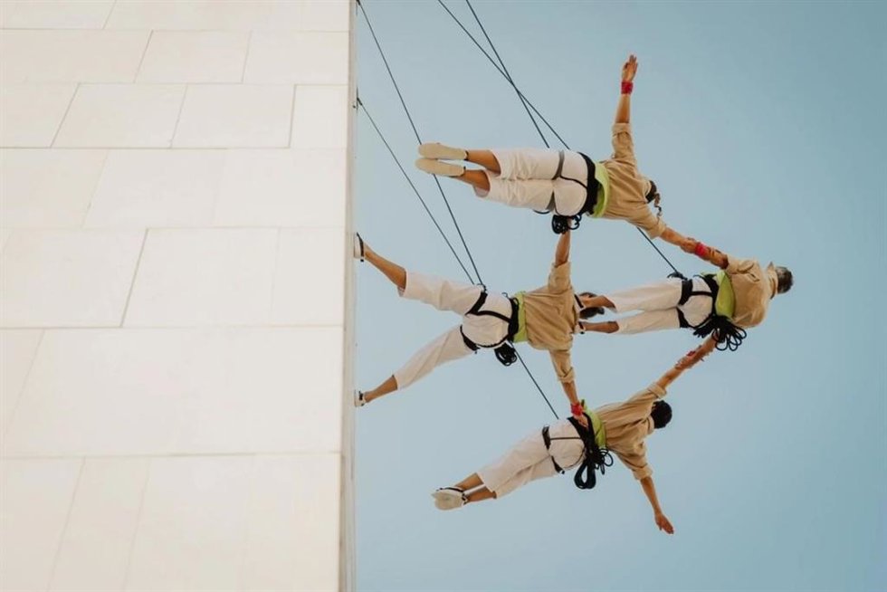 Una imagen del espectáculo que evoca a los castellers