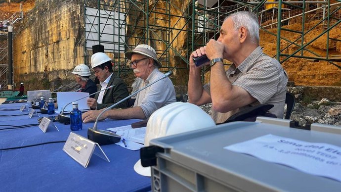 Equipo de codirectores con el presidente de la Junta de Castilla y León, Alfonso Fernández Mañueco.