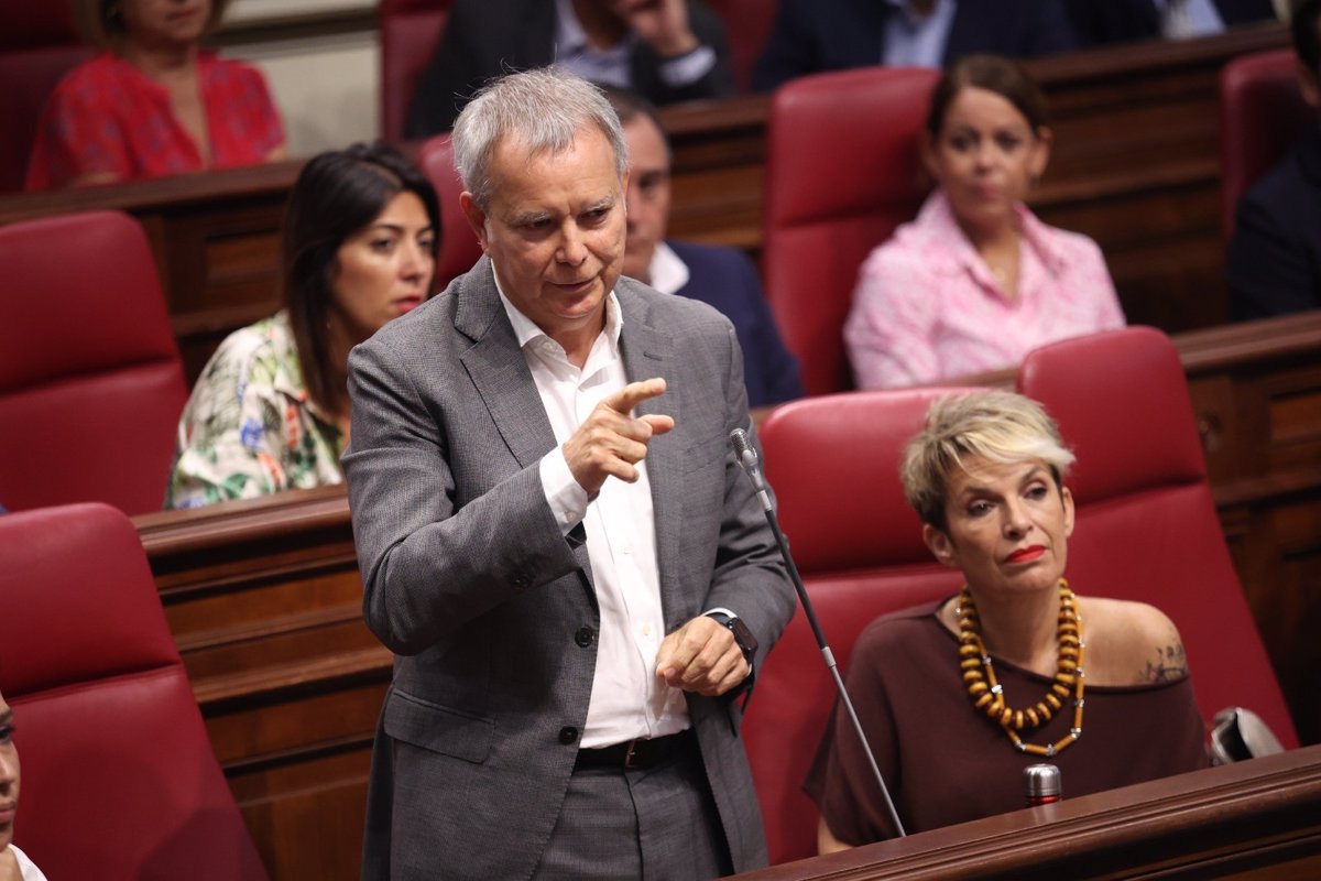 El PSOE exige a Clavijo que rompa con el PP ante su  fracaso  en la acogida de menores