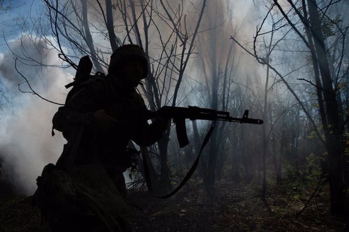 Archivo - May 16, 2024, Kyiv, Donetsk Oblast, Ukraine: Ukrainian soldiers with the 22nd brigade during training for infantry missions, trench cleaning and emergency medical first aid.